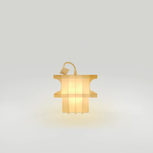 Vue de profil de la lampe Citadel Small Lantern allumée, par Ultramar Studio, montrant son profil en retrait, ses panneaux verticaux et son câble en boucle au-dessus du sommet.