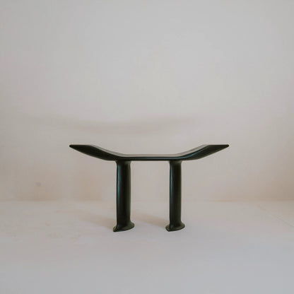 Front view of the Orphée bench by Antoine Maurice, showing its long curved seat and two sculpted legs