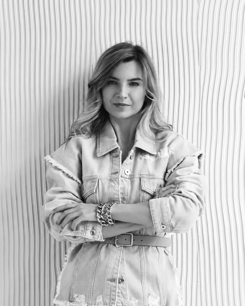 EVA SZUMILAS - represented by Lythore